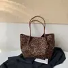 Bolsa Tote Estampa de Leopardo para Mulheres, Grande Capacidade, Leve, Bolsa de Ombro Único, Modelo Feminino, Nova Chegada 2026, Outono, Casual, Versátil, Bolsa para o Dia a Dia