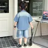 Ropa para Niños Traje de Verano de Manga Corta para Niños 2026 Nuevo Estilo Coreano de Verano para Niños Atractivo y Moderno Conjunto de Tres Piezas de Mezclilla
