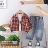 Conjunto de Roupa de Primavera para Meninos 2026 Novo Estiloso Infantil Casual Camisa de Manga Longa Xadrez Conjunto de Três Peças Tendência