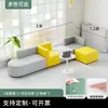 Oficina, guardería, vestíbulo de institución de formación, área de ocio y descanso, recepción, juego de sofá y mesa de centro para apartamento pequeño y sencillo