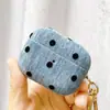 Adecuado para Funda de Auriculares AirPods 4 Puntos Polka Terciopelo Fino Carcasa Apple 1ª/2ª Generación Pro2 Bluetooth Anti-Caída Patrón de Tela Funda Protectora