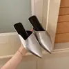 2026 Novo Estilo Mules de Nicho Salto Baixo com Saia Bico Apontado Meio Chinelos Calçados Externos Femininos Sensação de Alto Padrão Chinelos Fechados Couro Macio