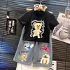 Conjunto de Duas Peças para Meninas 2026 Primavera/Verão Novo Roupas Fofas com Estampa de Desenho Animado Manga Curta e Calça Jeans Reta Tendência