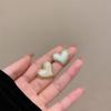 Pendientes de plata con forma de perla y flor plisada de estilo antiguo, estilo retro, de alta gama, pequeños, de celebridades de Internet, para mujer.