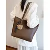 Bolsa Retrô Grande Capacidade Transfronteiriça Feminina 2025 Nova Moda Coreana Nicho Bolsa Tote Bolsa de Ombro Único Sob o Braço Atacado