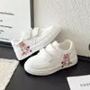 Zapatillas Deportivas de Dibujos Animados de Moda para Niños 2026 Nuevo Estilo Primavera y Otoño Suela Suave Transpirables Zapatos Blancos para Niños y Niñas