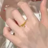 Anillo Colgante de Cruz Dorada Lisa Dulce y de Nicho de la Tienda de Oro Puzuo, Adecuado como Regalo para Novia