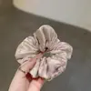 Suave y Elegante Scrunchie Floral Bordado en Satín, Lazo para el Cabello de Moda y con Clase, Accesorio Versátil para el Cabello