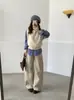 Calça casual de design desconstruído estilo americano para mulheres, novo modelo outono 2026, cintura elástica, corte solto, versátil, afina a silhueta, tecido escovado, calça de corte curvo