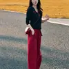 Conjunto feminino de estilo casual fashion: top curto e calça de moletom larga esportiva para usar no outono