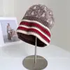 Gorro de Punto Jacquard Navideño 100% Lana de Oveja para Mujer Otoño e Invierno Cálido Gorro de Lana Punta Retro Rayas en Contraste