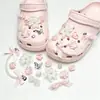 Nuevos dijes de resina para zuecos al por mayor: lindos diseños de dibujos animados, versátiles flores para zapatos de mariposa, flores de burbujas y decoraciones de animales