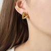 Pendientes de temperamento popular en línea estilo retro de Hong Kong, pendientes de acero de titanio y oro de 18 quilates con personalidad en forma de corazón, pendientes de niña dulce al por mayor