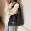 Bolso de mezclilla casual de gran capacidad para mujer 2025 Nuevo ligero para combinar con todo para ir al trabajo, bolso de hombro, bolso tote de estilo casual