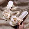 Sandálias Rasteirinhas Florais Românticas Estilo Fada Francesa 2025 Verão Nova Moda Versátil Chinelos de Salto Alto Bico Quadrado