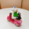 Desenhos animados criativo resina filhote de cachorro gato preto montando motocicleta Moss flor carnuda adereços de tiro boneca ornamentos de mesa