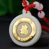 Ouro 3D Incrustado com Jade Hetian, Ouro Puro Incrustado com o Caractere 'Paz' para Segurança por Toda a Vida, Pingente de Segurança, Atacado de Fabricante de Produtos de Jade