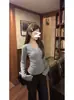 Camiseta branca de manga longa com decote V e acabamento em renda para mulheres, outono e inverno, escovada e espessa, adequada para usar em camadas ou sozinha, corte justo, top com ombro normal