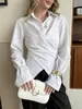 Em estoque, nova camisa listrada de manga longa estilo europeu e americano que afina a cintura para mulheres, camisa da moda com frente cruzada, top de venda internacional