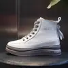 Tênis de cano alto brancos de couro legítimo para mulheres, versáteis, novos para o outono de 2026, sapatos casuais de sola grossa, tênis versáteis para o dia a dia