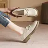 Sapatos Pequenos de Couro Estilo Britânico Retrô 2026 Novos Salto Baixo Planos Moda Versátil Sapatos Individuais Populares Mocassins de Couro Macio para Mulheres