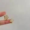 Brincos Minimalistas de Alto Padrão de Nicho Exquisitos, Pequenos e Elegantes, Versáteis, Simples e Modernos, Presilhas de Orelha/Tarraxas Four-Leaf com Diamantes