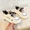 Zapatillas infantiles, zapatos casuales para niños, nuevos zapatos blancos de moda para primavera y otoño, zapatos deportivos ligeros y antideslizantes para niños mayores