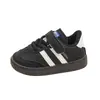 Nuevos estilos de primavera y otoño de zapatillas deportivas para niños, incluyendo zapatillas de entrenamiento alemanas para niños, zapatos casuales y versátiles para niñas, y zapatos con cierre de velcro para bebés.