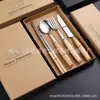 Conjunto Portátil de Talheres com Cabo de Madeira para Venda por Atacado, Faca de Bife, Garfo e Colher Conjunto de Três Peças, Colher de Aço Inoxidável, Hashi Conjunto de Quatro Peças