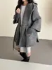 Nuevo Abrigo de Lana para Mujer Otoño/Invierno 2026, de Longitud Media, con Cinturón, Corte Holgado, Cuello Solapa, Beige Claro Gris Arce
