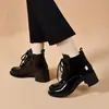 Botines estilo Martin con cordones y punta redonda para mujer, nuevo estilo otoño e invierno 2026, botines cortos de tacón medio grueso con relieve, cálidos botines de cuero para mujer con forro de felpa.