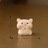 Enfeites de paisagem em miniatura apresentando um leitão fofo e feliz, um enfeite de paisagem em miniatura de leitão brincalhão e alegre, acessórios de resina