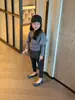 Conjunto para Niña 2026 Otoño Infantil Casual Capa Chal para Niña Camisa Base Falsa de Dos Piezas Delantal de Gasa Leggings