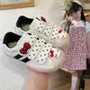 KT Zapatos de Tela para Niñas Lindos de Lunares con Concha en la Cabeza Estilo Otoño 2026 Niños Medianos y Grandes Casuales Blancos Zapatos Individuales para Niños Modernos