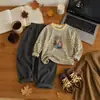 Camiseta Listrada de Manga Longa Infantil 2026 Nova Chegada Outono Meninos e Meninas Calça Casual Lisa com Barra Curva Roupa Infantil