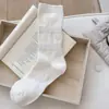 Calcetines para mujer estilo retro japonés con patrones sutiles, calcetines de media pantorrilla absorbentes de sudor y transpirables, calcetines holgados de color sólido versátiles de estilo artístico para otoño