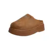 Chinelos de Sola Grossa para Pessoas Baixas Femininos 2026 Outono/Inverno Novo Estilo Temperamento Versátil Slip-on Bico Fechado Botas de Neve Meio Chinelo
