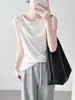 Camisola Blanca de Tirantes Anchos para Mujer, Ropa Exterior de Verano con un Toque de Lujo, Diseño Escotado que Favorece la Figura, Top Camiseta sin Mangas