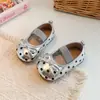 Sapatos de Princesa para Meninas Primavera e Outono Novo Estilo Menina Bebê Retrô Bolinhas Pequenos Sapatos de Couro Moda Infantil Bolinhas Estilo Coreano Sapatos Individuais