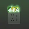 Exclusivo Transfronterizo Vacaciones y Tres Gatitos Jugando con Bolas de Estambre Calcomanías Luminosas para Interruptor Sala de Estar Dormitorio Enchufe Calcomanías Autoadhesivas