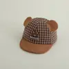 Gorro de borde suave para bebé, gorro lindo de oso de dibujos animados, nuevo gorro de orejas a cuadros coreano para otoño e invierno, venta al por mayor T674