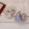 Scrunchie Floral Bicolor Fresco e Doce com uma Vibe Etérea, Perfeito para Penteados Presos e Coques