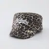 Gorra de béisbol vintage con estampado de leopardo dulce para bebés y niños pequeños, con visera pequeña y ajuste grande, adecuada para la protección solar de otoño