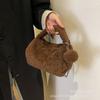Bolso pequeño portátil de felpa popular de invierno para mujer 2023, nuevo bolso peludo de moda, elegante bolso bandolera pequeño colorido