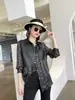 Estilo europeu e coreano, nova coleção outono/inverno 2026 Haining: camisa de retalhos em couro genuíno, caimento justo, de pele de carneiro, top curto fashion
