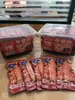 Caja de snacks de un yuan con tiras picantes, tofu, patitas de pollo deshuesadas, tiras de tofu picantes sabor limón, snacks picantes casuales para el campus