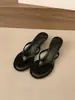 Novas Sandálias de Dedo de Salto Alto com Bico Redondo Estilo Verão 2025, Sandálias de Dedo Estilo Férias na Praia, Sandálias de Salto Médio