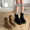 Botas curtas retro com sola grossa para aumentar a altura para mulheres, novas botas populares Maillard para outono e inverno de 2026, botas de moda de cano curto para pessoas baixinhas