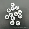 Fondo blanco letras negras cuentas 10mm cuentas con letras inglesas acrílico cuentas redondas accesorios para joyería DIY al por mayor