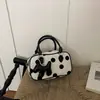 Bolso cruzado, otoño 2026, bolso de mano de lunares, bolso de trabajo para mujer, diseño versátil, nueva versión coreana, bolso de bolos de nicho